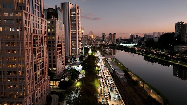 La circulation sur l'autoroute à Sunset City, à Sao Paulo, au Brésil