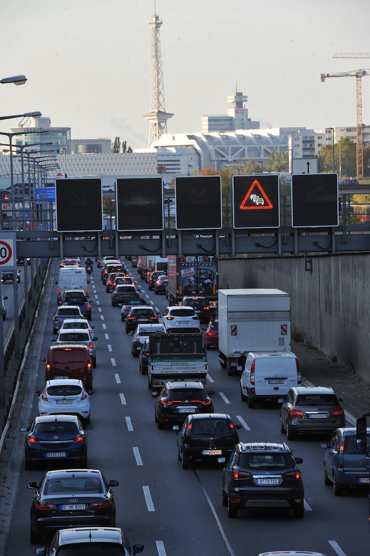 Photo la circulation dans la rue de la ville