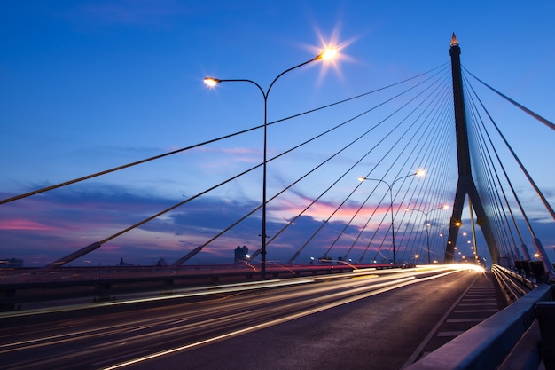 la circulation sur le pont le soir.