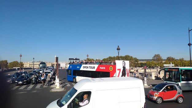 Photo la circulation sur la route contre le ciel bleu