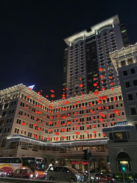 Photo la circulation sur la route par les bâtiments à hong kong la nuit