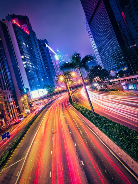 La circulation routière à Hong Kong la nuit