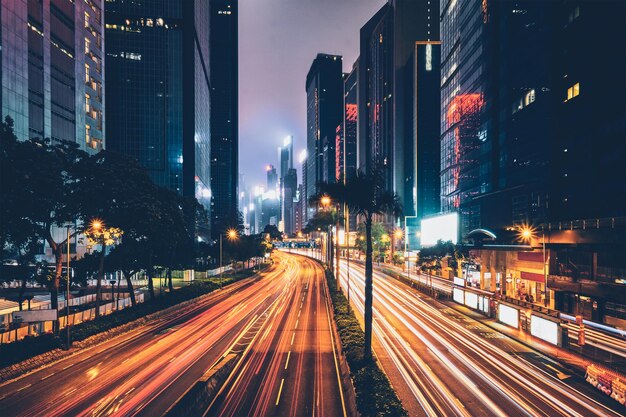 La circulation routière à Hong Kong la nuit