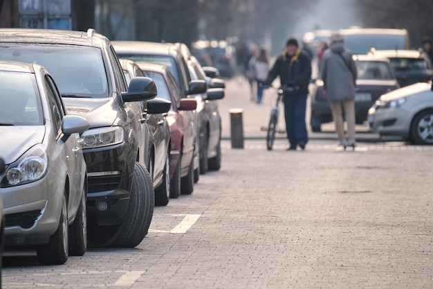 Circulation urbaine avec des voitures garées en file d'attente du côté de la rue.