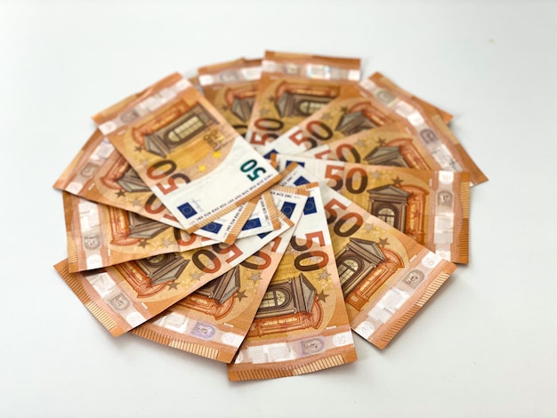 Photo circulo de billetes de cincuenta euros