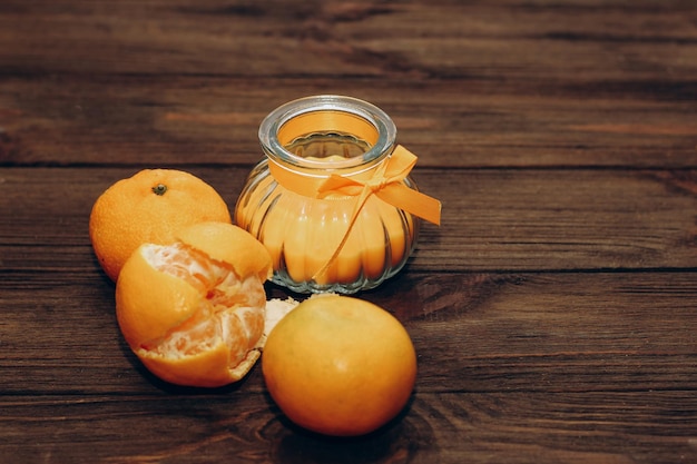 Cire et bougie orange aromatique dans un chandelier se dresse sur une table en bois