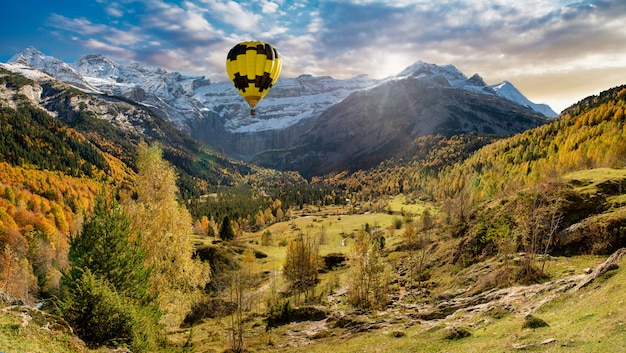 Cirque De Gavarnie dans les Pyrénées françaises avec ballon