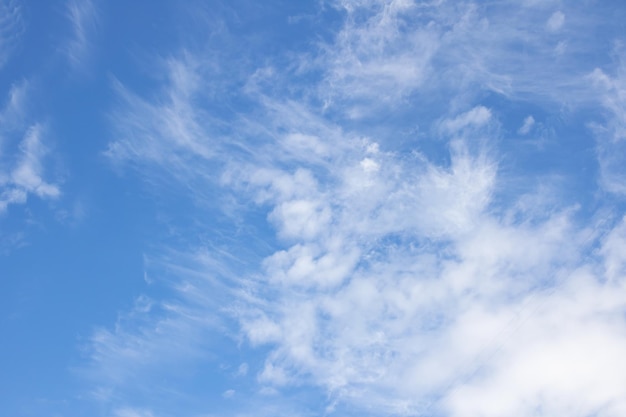Cirrus blancs dans le ciel bleu
