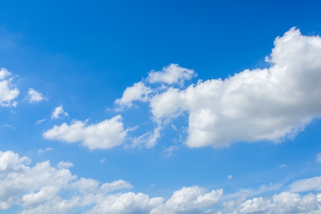 Cirrus et cumulus sur ciel bleu