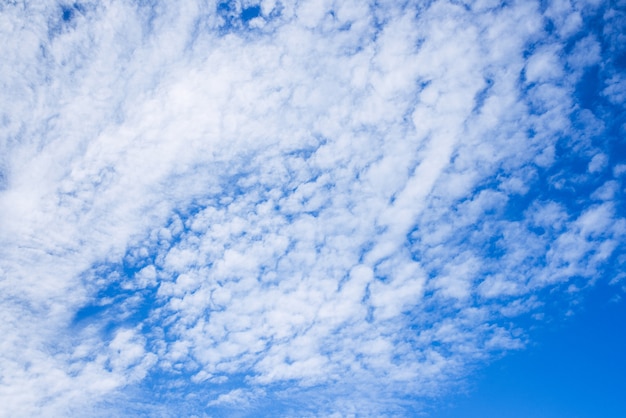 Cirrus nuage / ciel bleu et nuages.