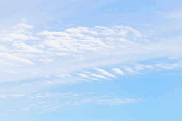 Cirrus nuages blancs dans le ciel bleu en hiver