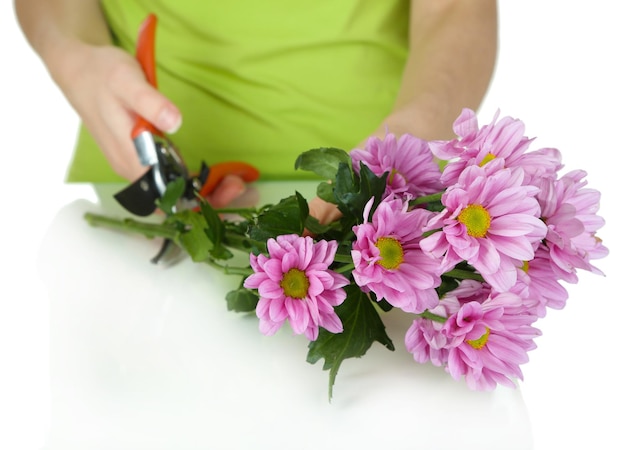 Photo les cisailles de fleuriste coupent les fleurs isolées sur blanc