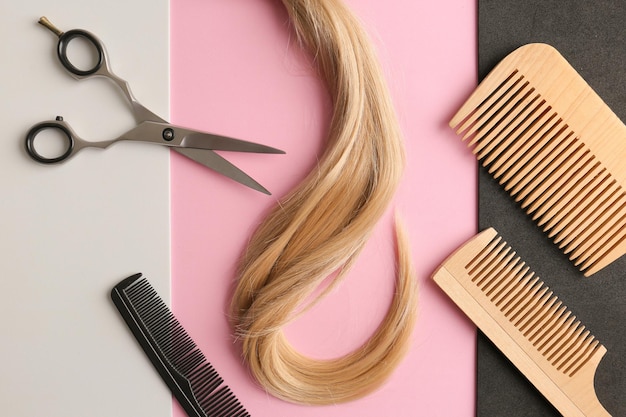 Ciseaux de coiffeur avec mèche de cheveux blonds