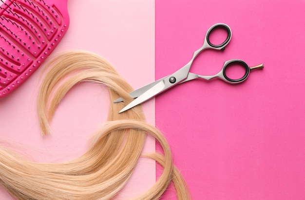 Ciseaux de coiffeur avec mèche de cheveux blonds