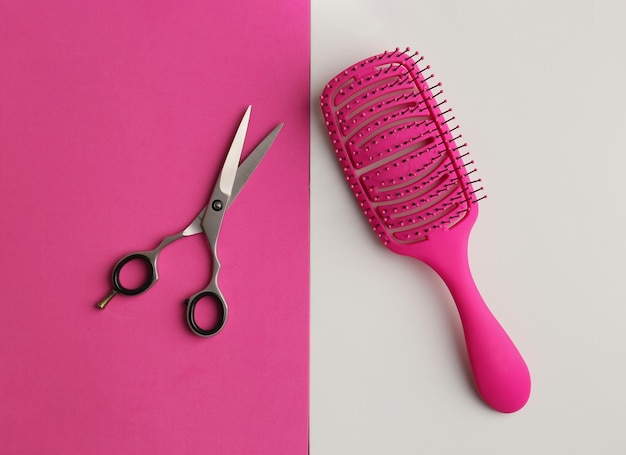 Ciseaux de coiffeur avec mèche de cheveux blonds