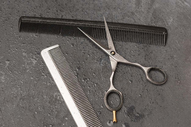 Ciseaux de coiffeur professionnels élégants cisailles de coupe de cheveux sur fond noir salon de coiffure