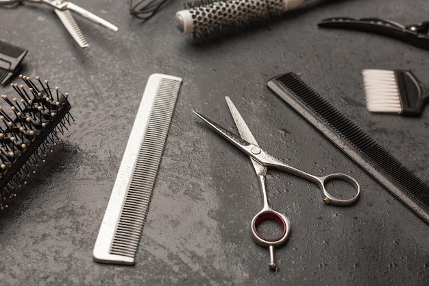 Ciseaux de coiffeur professionnels élégants cisailles de coupe de cheveux sur fond noir salon de coiffure