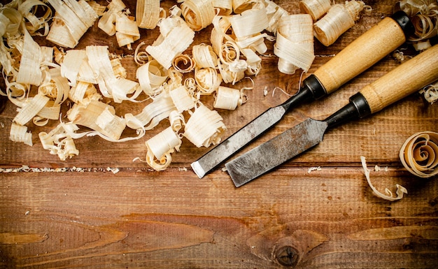 Ciseaux avec copeaux de bois sur la table