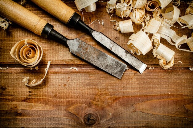 Ciseaux avec copeaux de bois sur la table