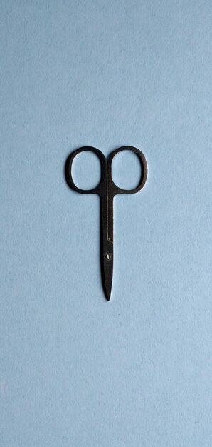 Ciseaux de coupe de cheveux sur fond bleu Outils de coiffure