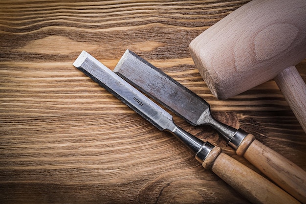 Ciseaux de marteau en bois sur le concept de construction de planche de bois vintage