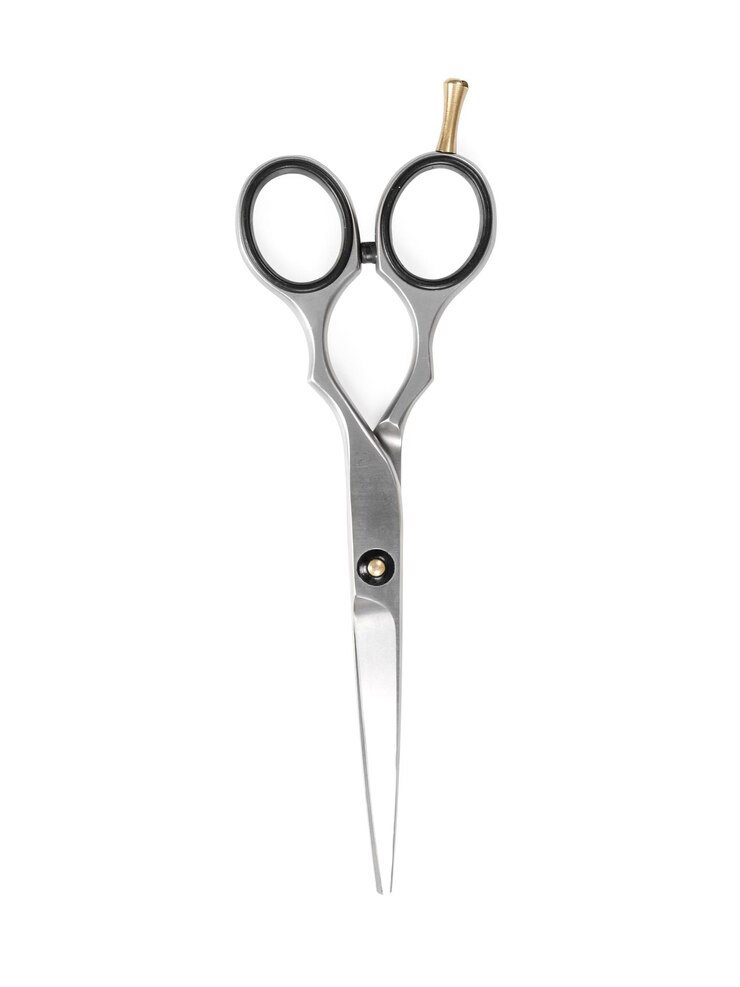 Photo ciseaux métalliques pour couper les cheveux isolés sur fond blanc