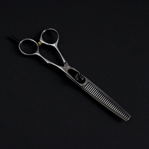 Photo ciseaux métalliques professionnels pour coupes de cheveux pour hommes