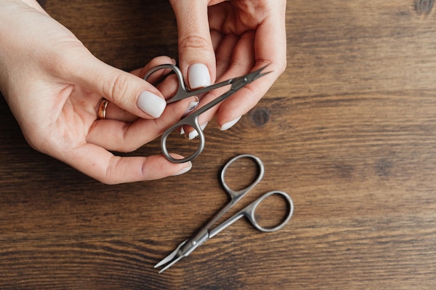 Photo ciseaux à ongles dans les mains du maître