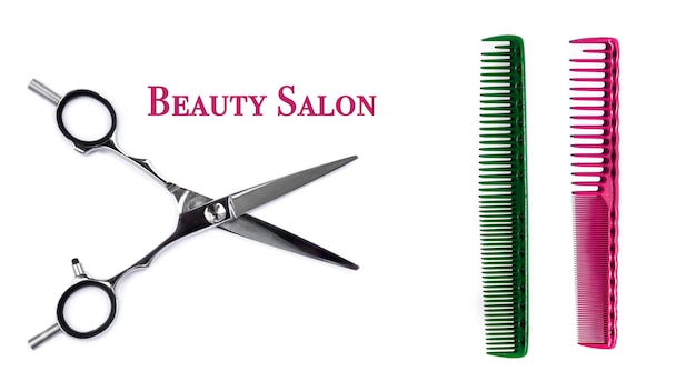 Ciseaux et peignes sur fond blanc avec l'inscription Salon de beauté