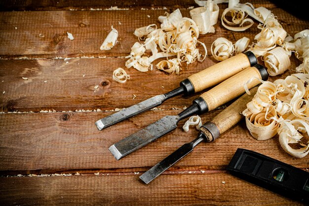 Ciseaux avec de la sciure de bois sur la table