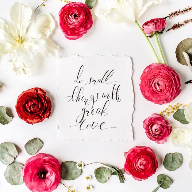 Citation "Faites de petites choses avec beaucoup d'amour" écrite dans un style calligraphique avec des fleurs
