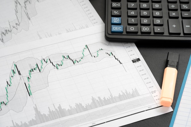 Citation graphique feuille de calculatrice papier et stylo concept d'investissement financier et marché boursier