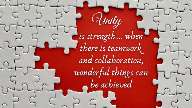 Citation de motivation sur la couverture rouge L'unité fait la force lorsqu'il y a un travail d'équipe et une collaboration, des choses merveilleuses peuvent être réalisées Fond de puzzle manquant