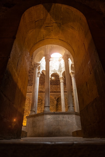 Cité médiévale de Gérone, Banys Arabs ou bains arabes de l'intérieur sans peuple, la Costa Brava catalane en Méditerranée. Espagne, photo verticale