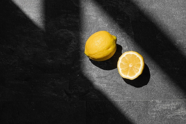 citron alimentaire sain sur fond sombre vue de dessus