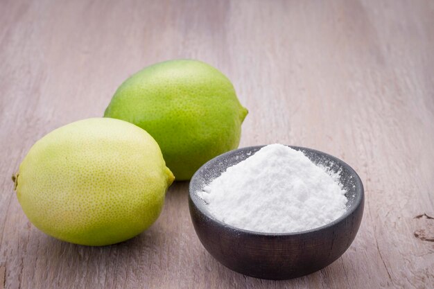 Citron et bicarbonate de soude sur la table