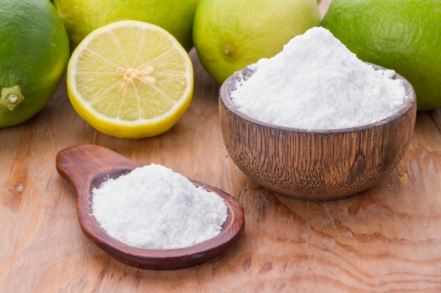 Citron et bicarbonate de soude sur la table