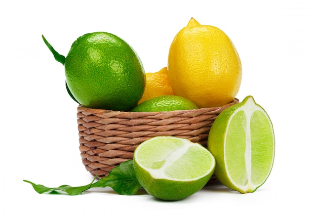 Citron et citron vert ensemble isolé sur fond blanc