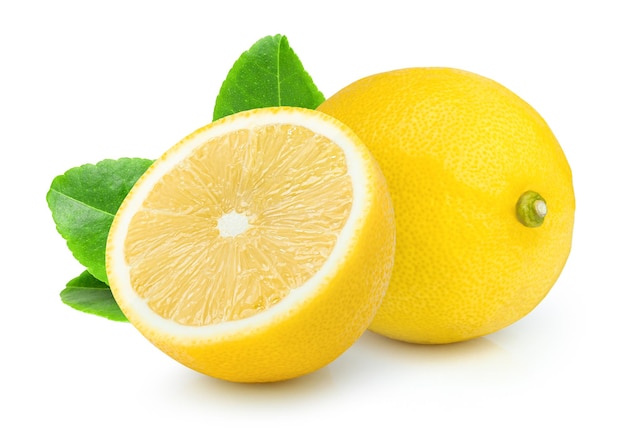 Photo citron avec coupé en deux et feuille verte isolé sur fond blanc