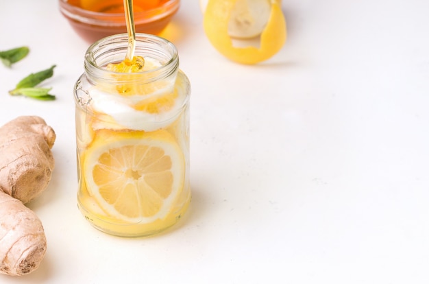 Citron dans un pot avec du miel et du gingembre