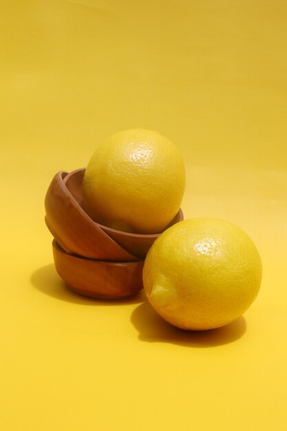 citron dans la table en bois et fond jaune