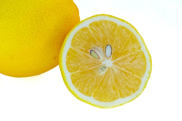 Citron entier et demi isolé sur fond blanc