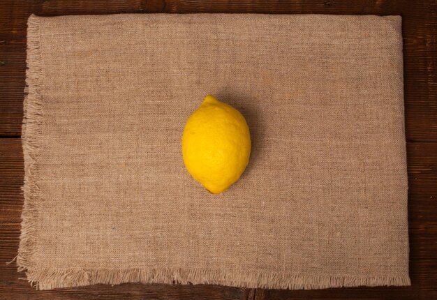 Un citron est au milieu de la serviette sur la table