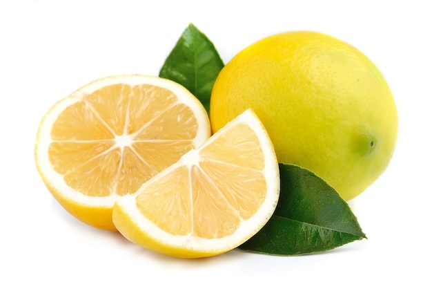 Citron avec des feuilles sur blanc