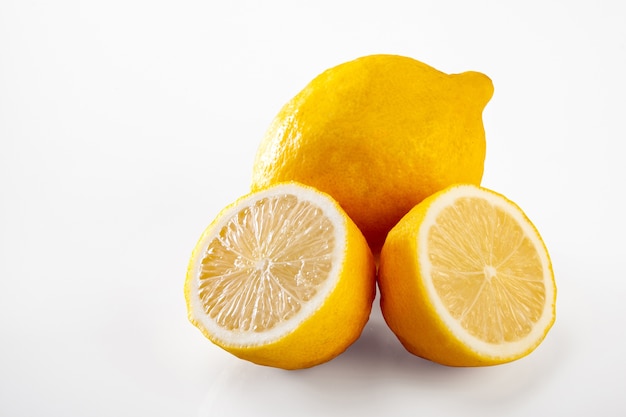 Citron sur fond blanc