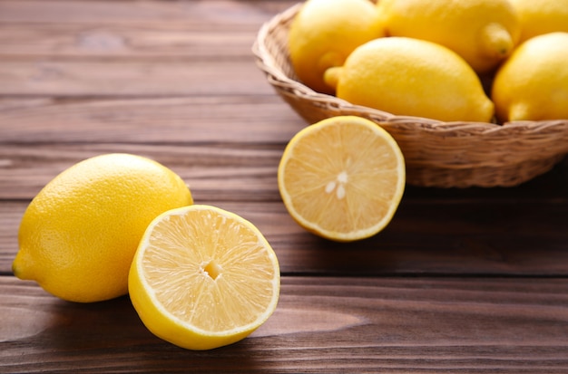 Citron frais dans le panier sur un fond en bois marron. Fruit exotique.