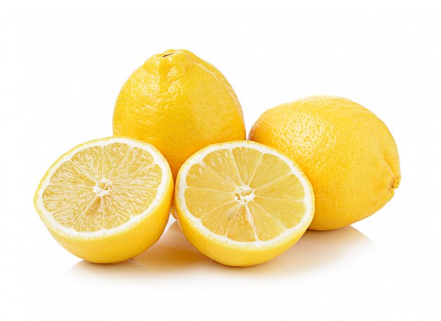 Citron frais sur un espace blanc