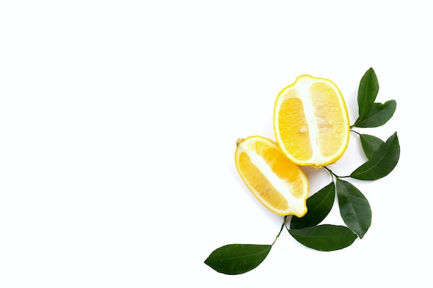 Citron frais avec des feuilles vertes isolées