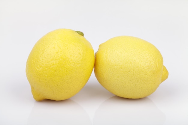 Citron frais sur fond blanc