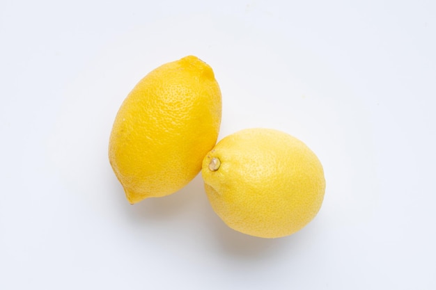 Citron frais sur fond blanc